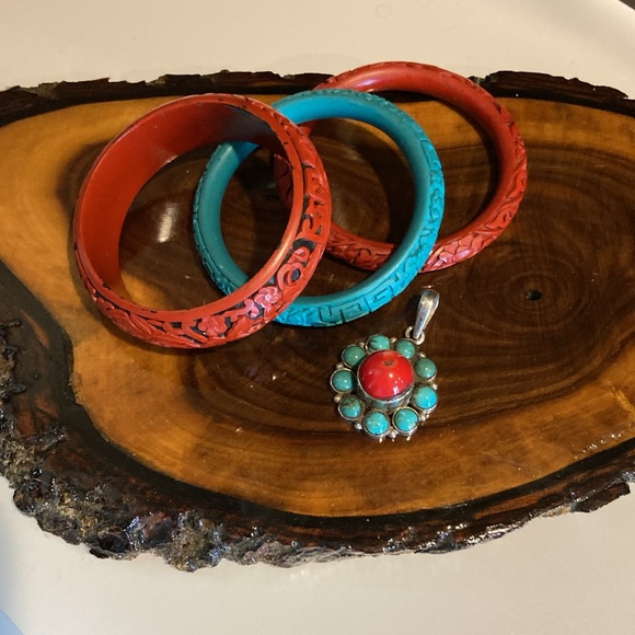 Lot of 4 items, set of 3 vintage bangles and turquoise pendant. - Picture 1 of 15